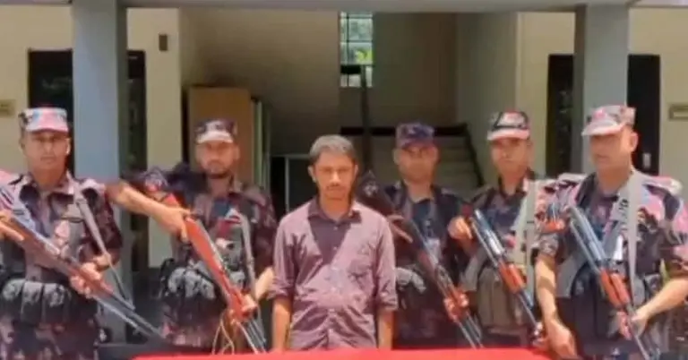 স্বর্ণের বারসহ আটক ব্যক্তি